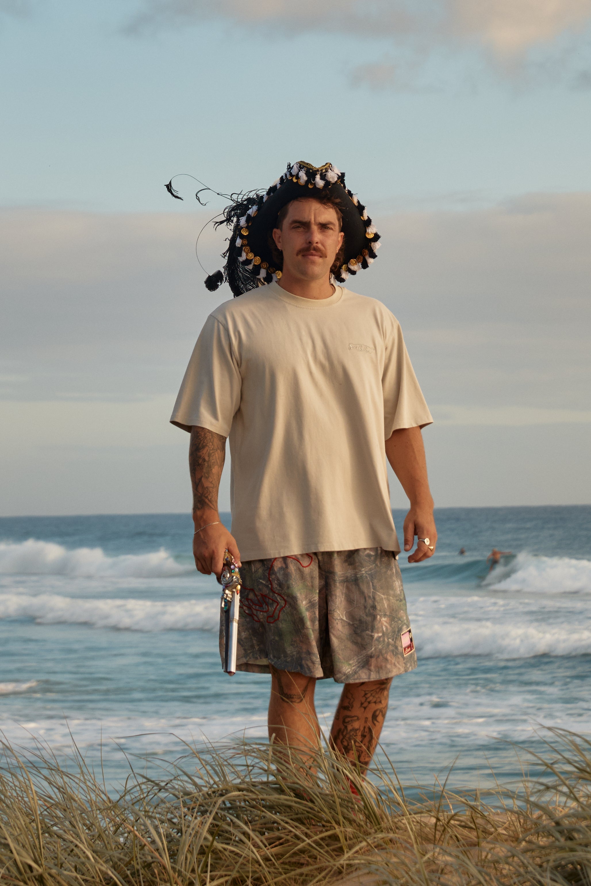 THE REGULAR FIT TEE - CREAM